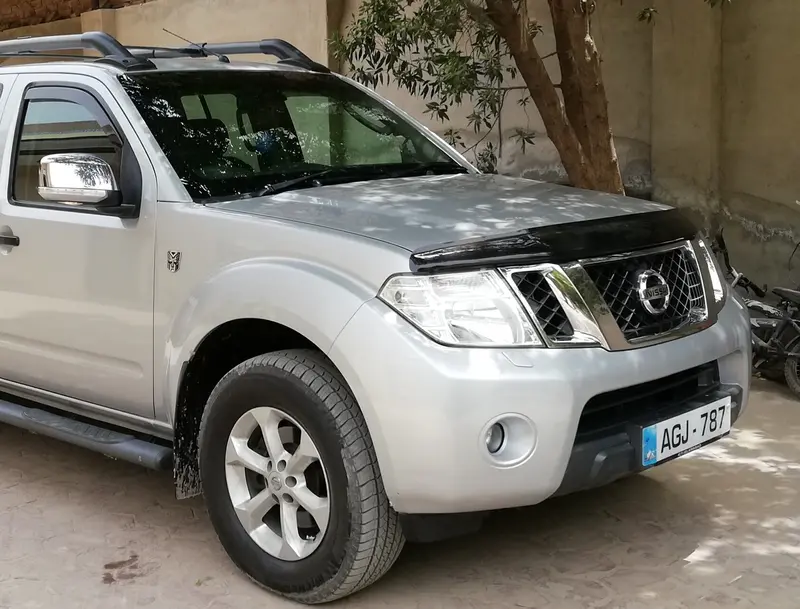 Navara D40 - Bonnet Guard 1