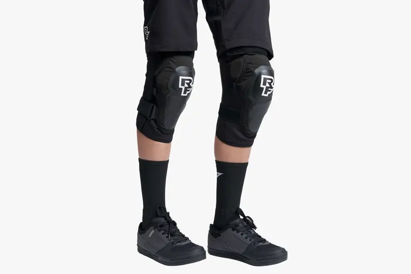 Race Face Roam Knee Guard Mtb Protective Gear - Stealth 1